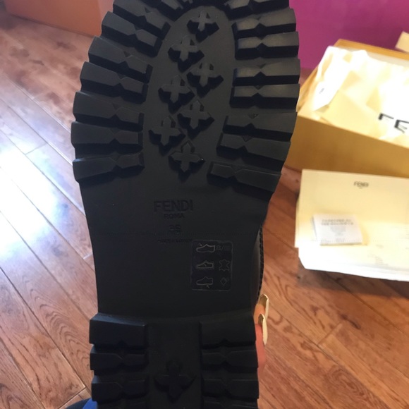 FENDI SIGNATURE - Picture 6 of 7